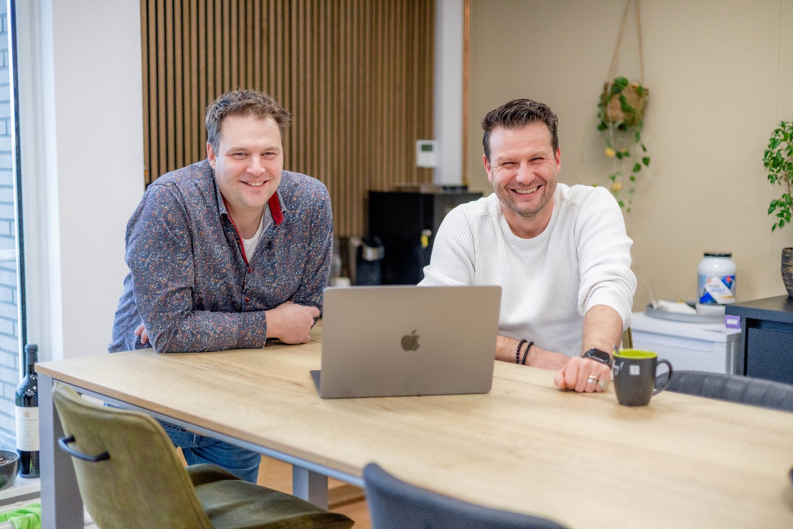 Gerben en Paul van ForYou in overleg