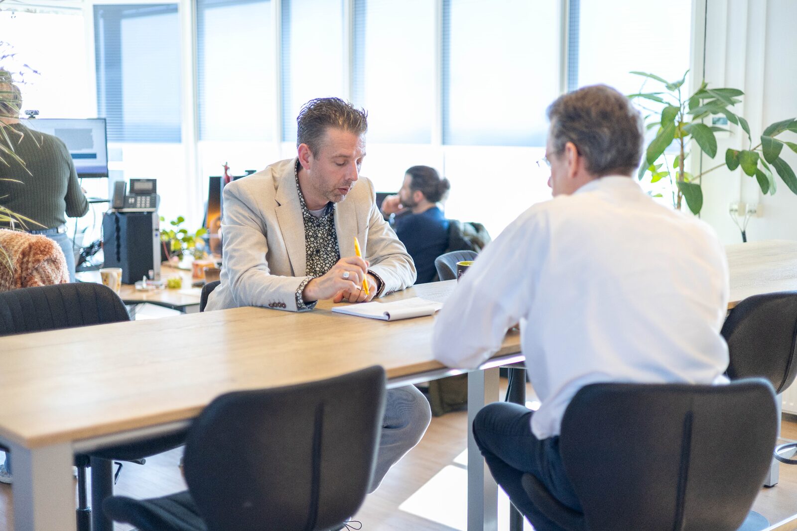 Paul Carabain in gesprek met een ondernemer